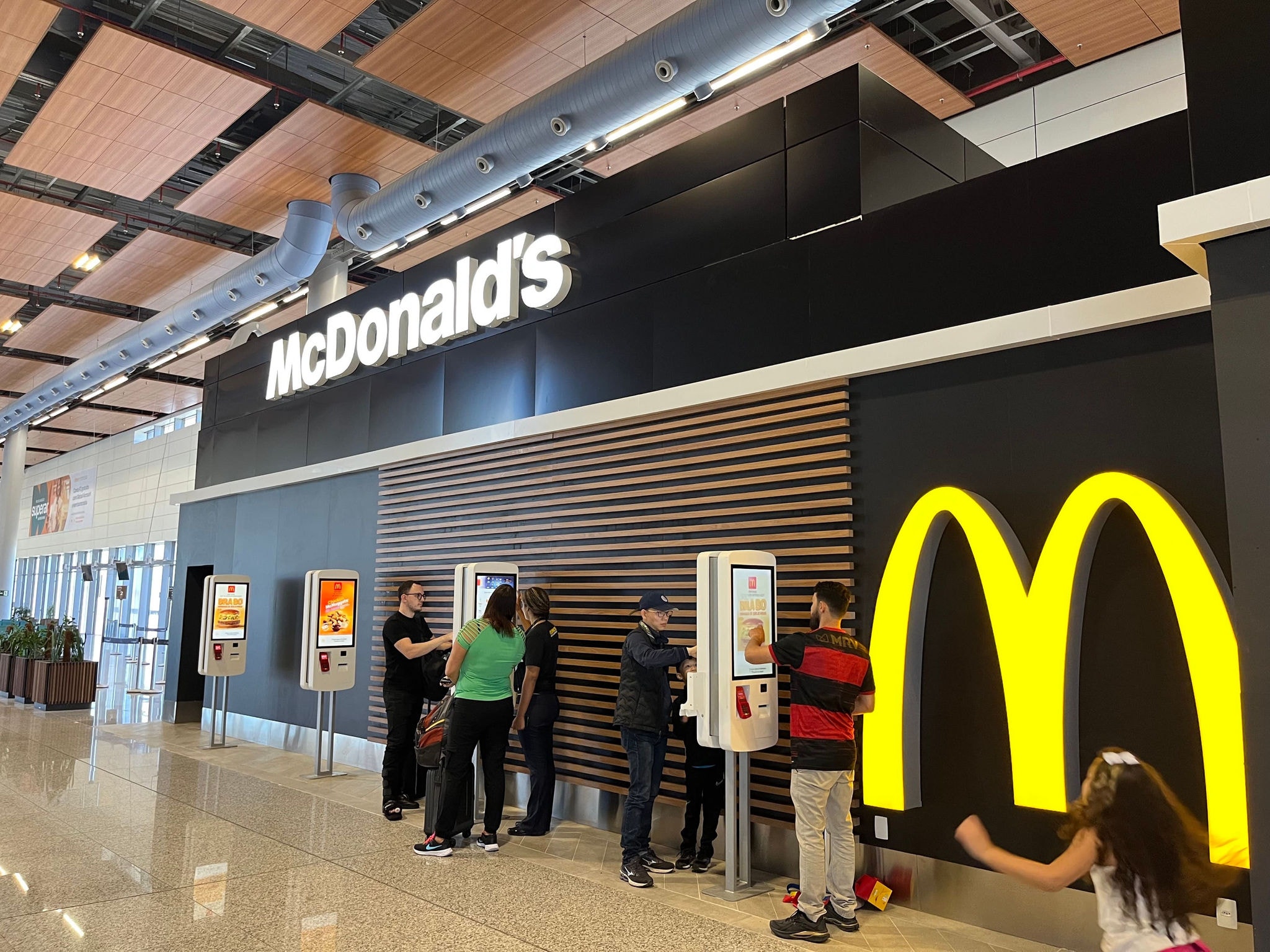 mc donald's no aeroporto de confins