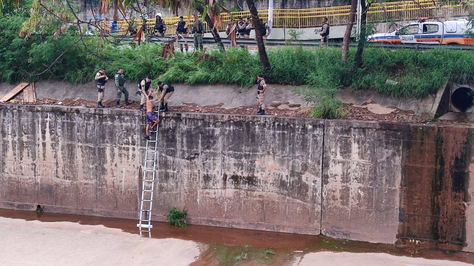 Foto mostra momento em que suspeito foi resgatado após pular no ribeirão Arrudas