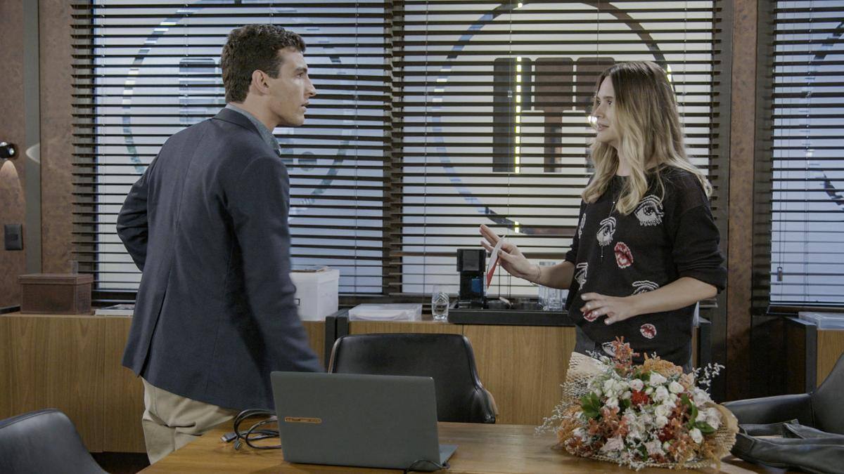 Electra (Juliana Paiva) questiona Murilo (Henrique Barreira) sobre as flores e declaração recebidas na novela Família é Tudo