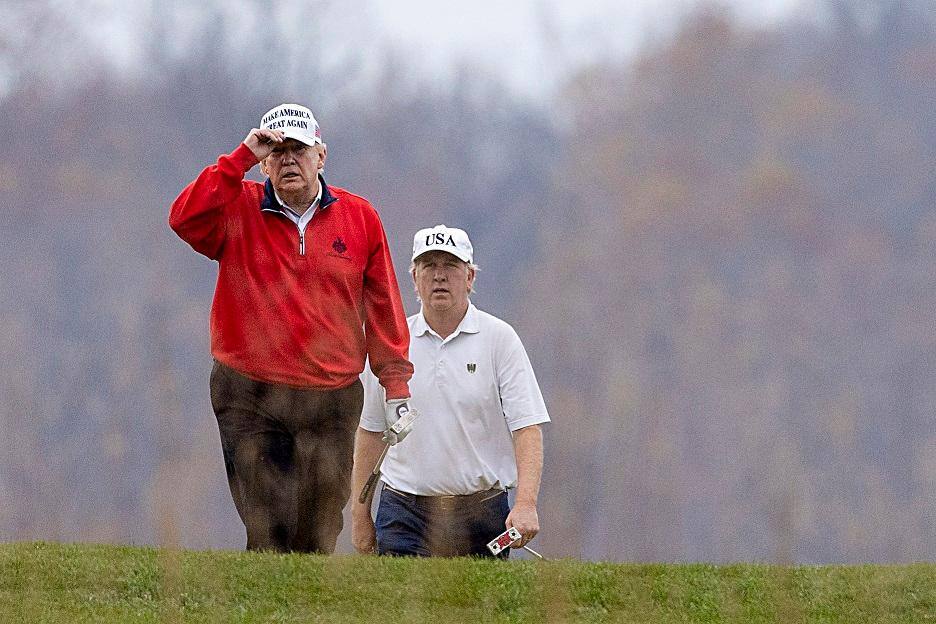 O presidente dos EUA Donald Trump durante jogo de golfe neste sábado
