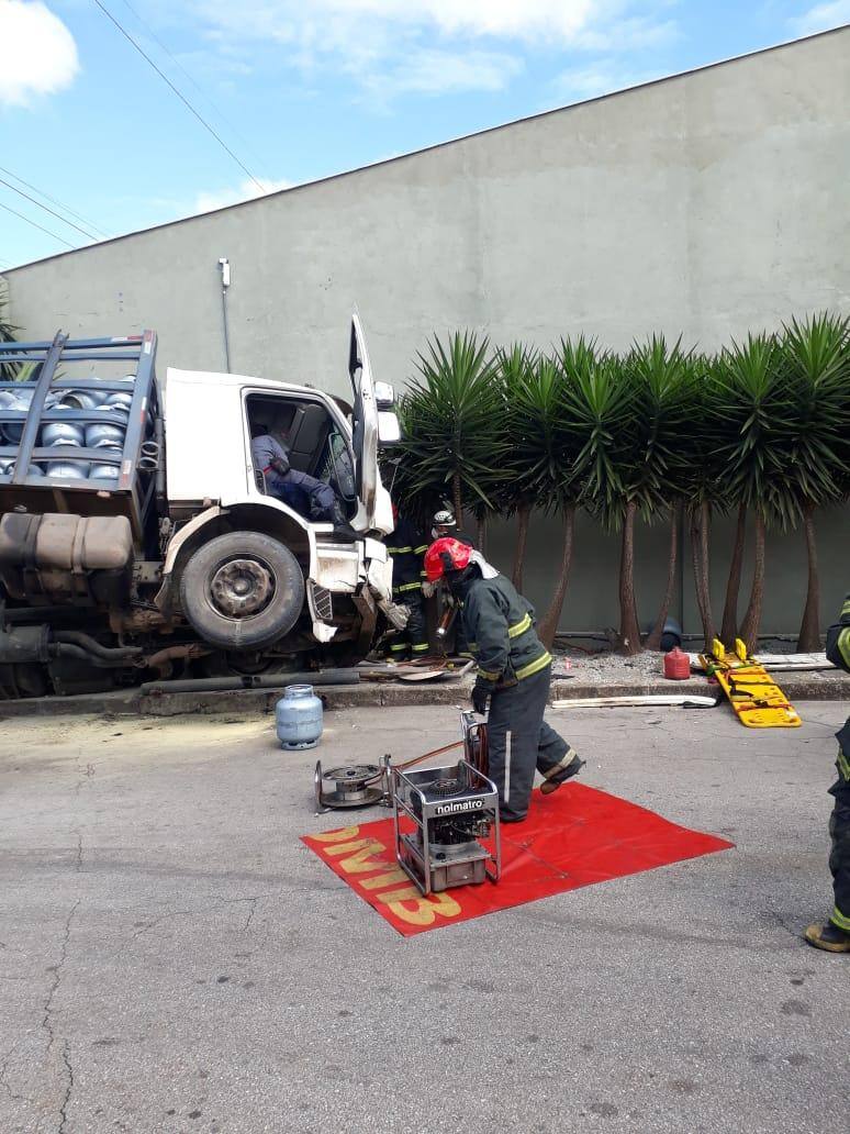 Caminhão bate em muro no Betânia e motorista é socorrido