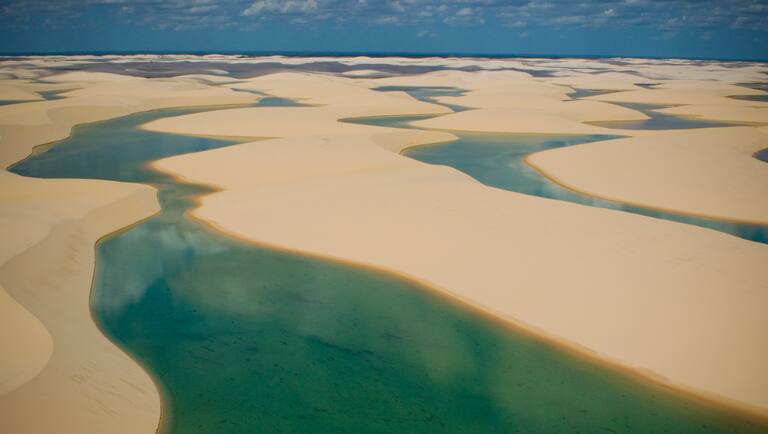Um sobrevoo de avião sobre o Parque Nacional dos Lençóis Maranhenses permite ao turista ter dimensão da beleza e da grandiosidade desse paraíso