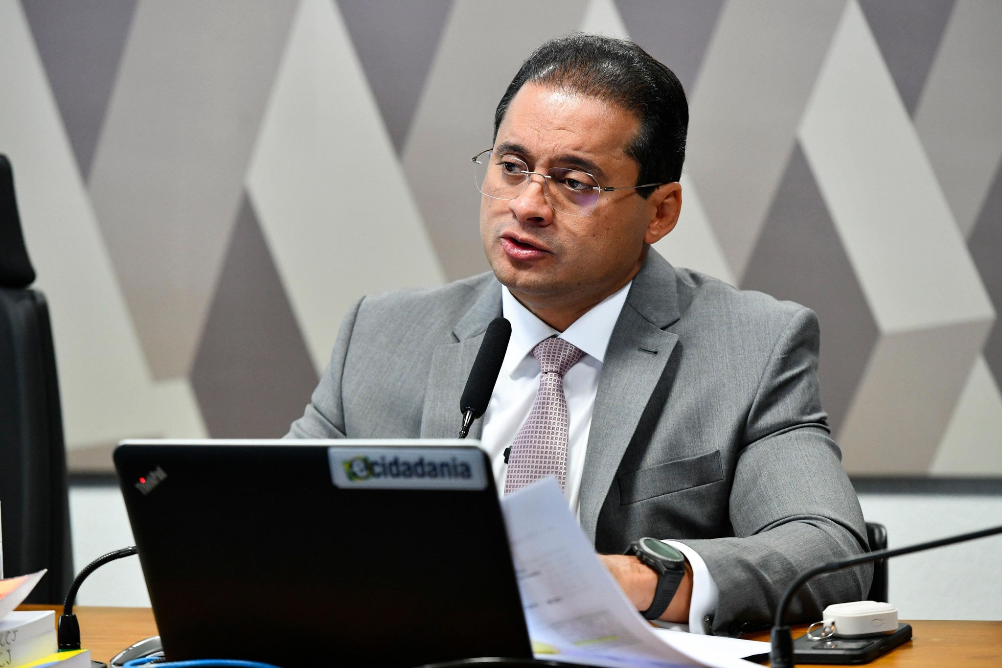 O senador Weverton Rocha fazendo a leitura do parecer pela indicação de Flávio Dino