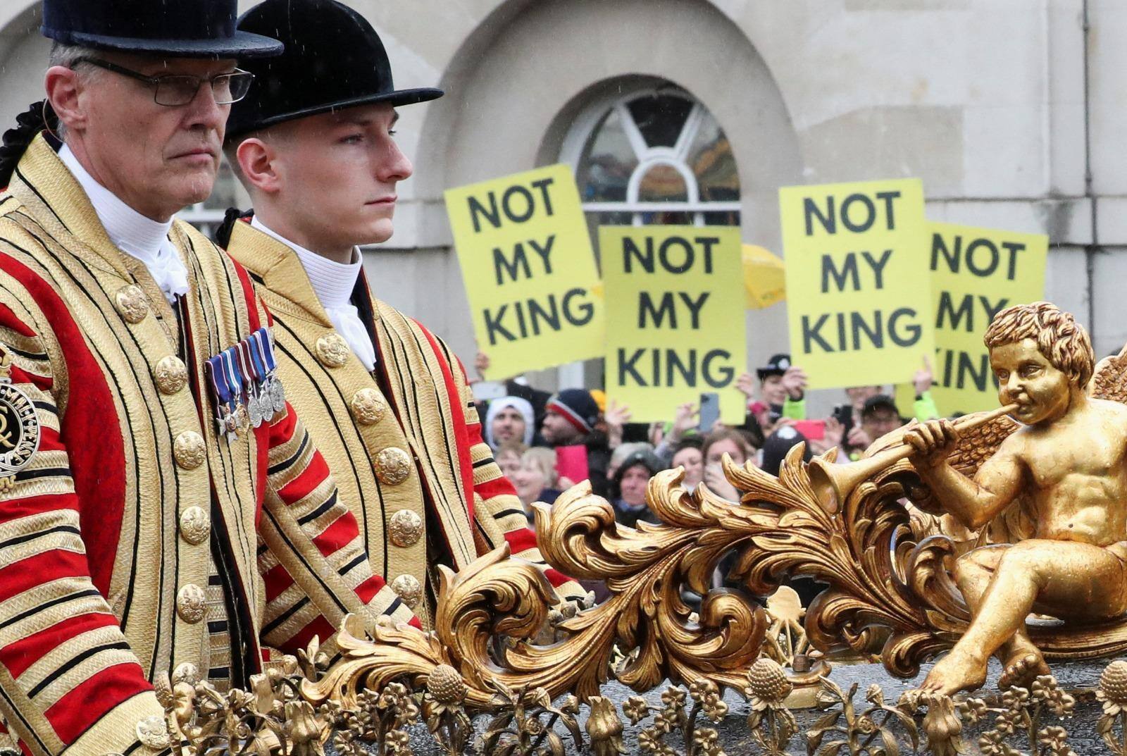 Manifestantes protestam durante a coroação do rei Charles III