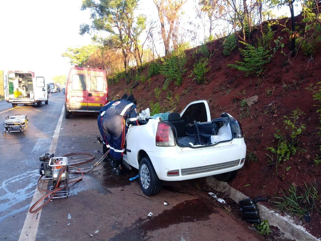 Acidente na BR-365 deixa uma mulher morta