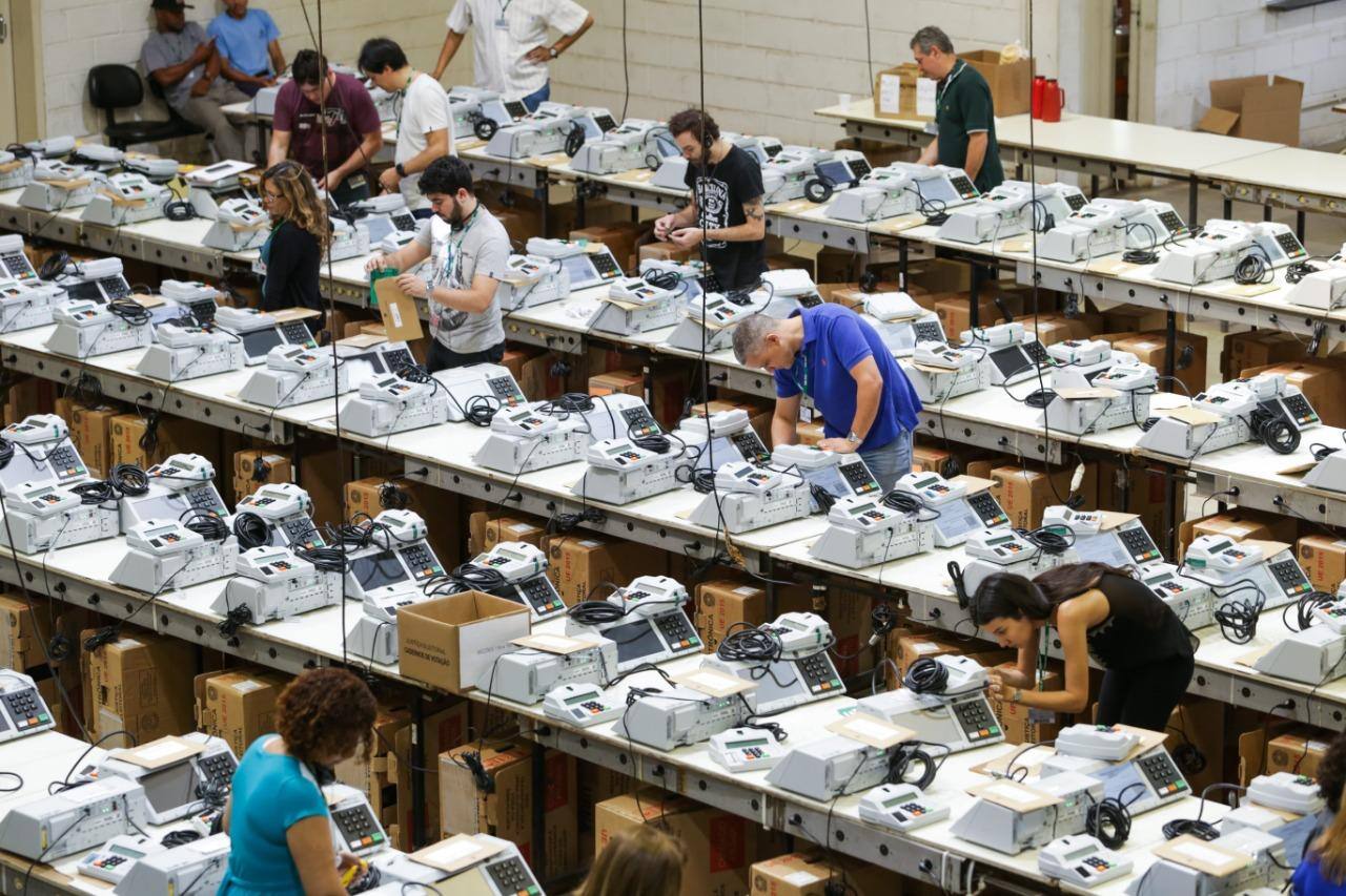 As urnas eletrônicas começaram a ser preparadas pelo TRE-MG para as eleições deste ano