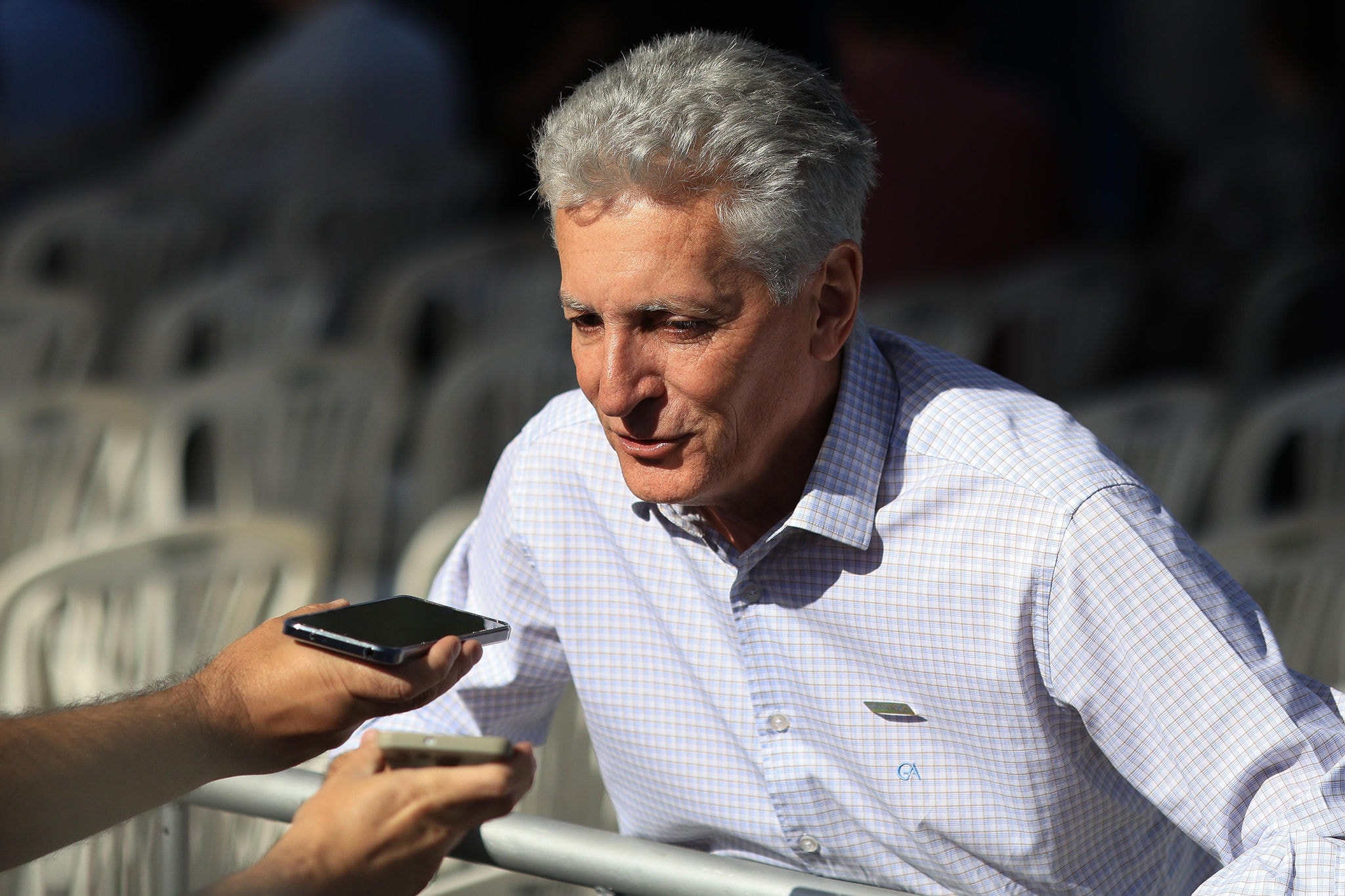 Pré-candidato do PT à Prefeitura de BH, Rogério Correia falou com a imprensa na chegada ao evento com Lula em Contagem