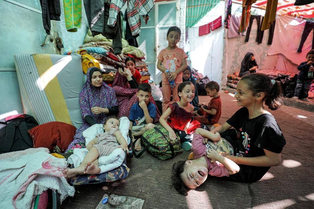 Sem ter para onde ir, famílias se abrigam no hospital Al-Shifa, em Gaza