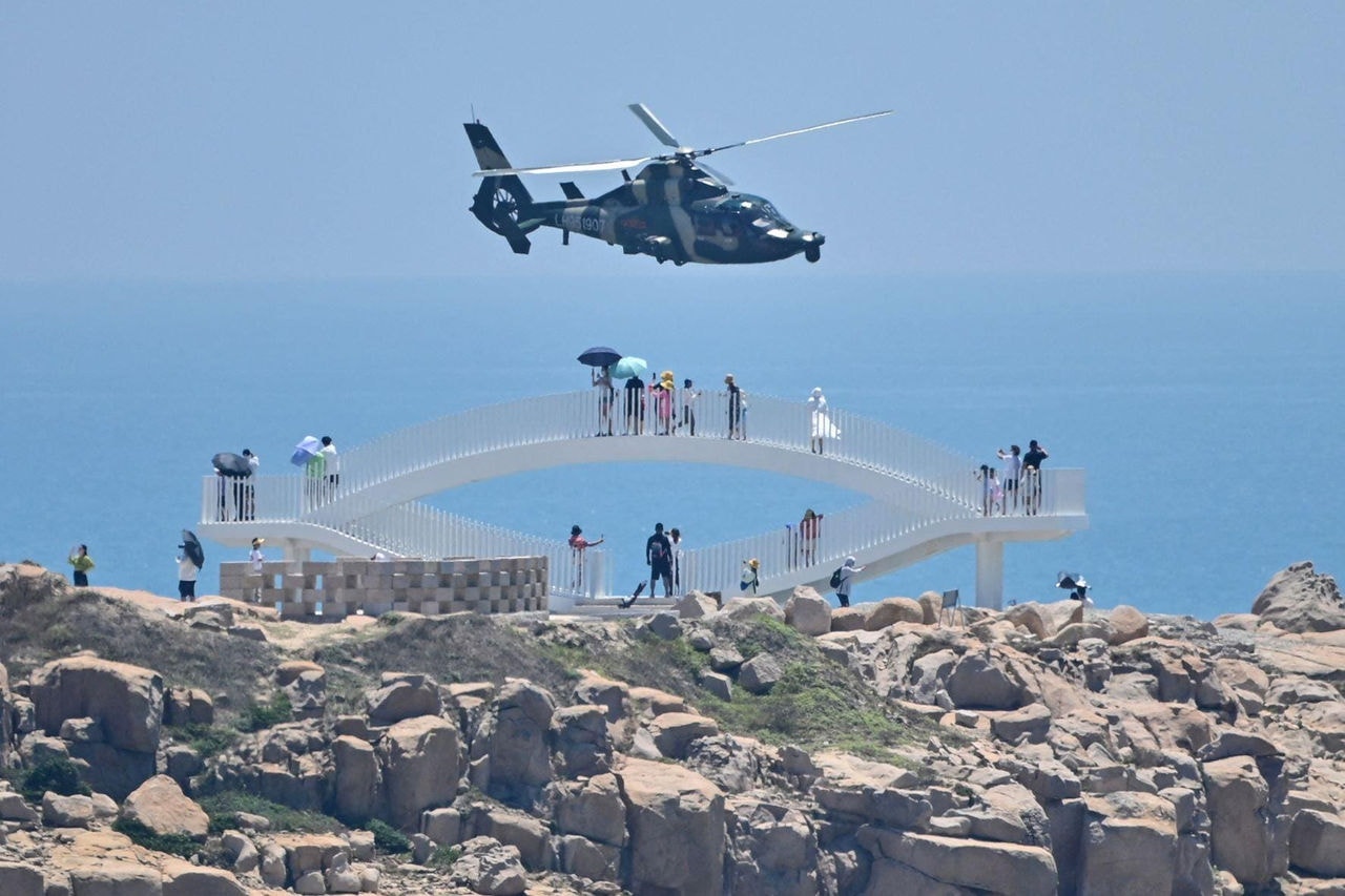 Helicóptero militar chinês sobrevoa a Ilha Pingtan, uma das mais próximas de Taiwan, após visita de Pelosi