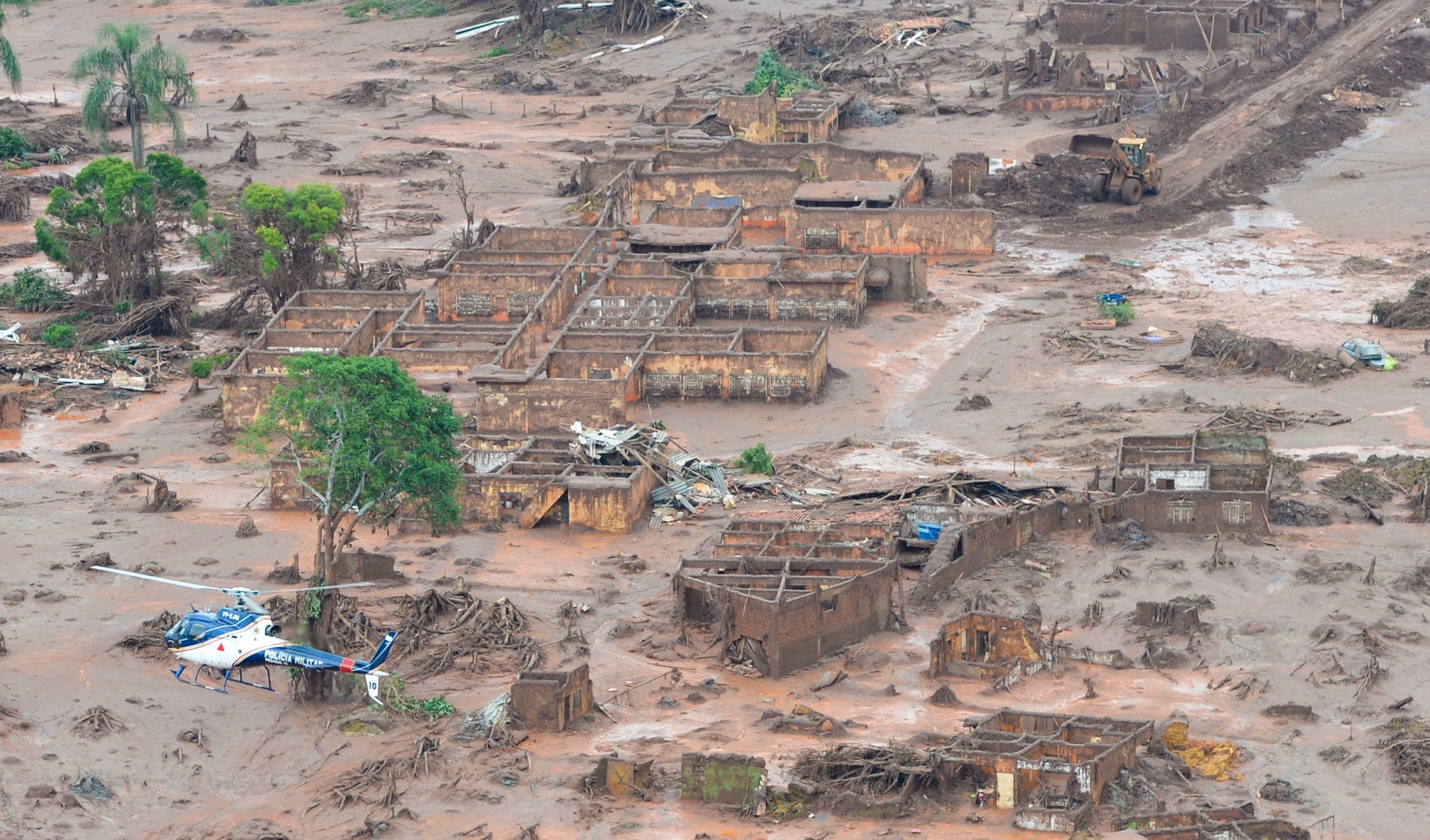 Rompimento da barragem de Fundão, em 5 de novembro, matou 19 pessoas, devastou o rio Doce e afetou cidades mineiras e capixabas