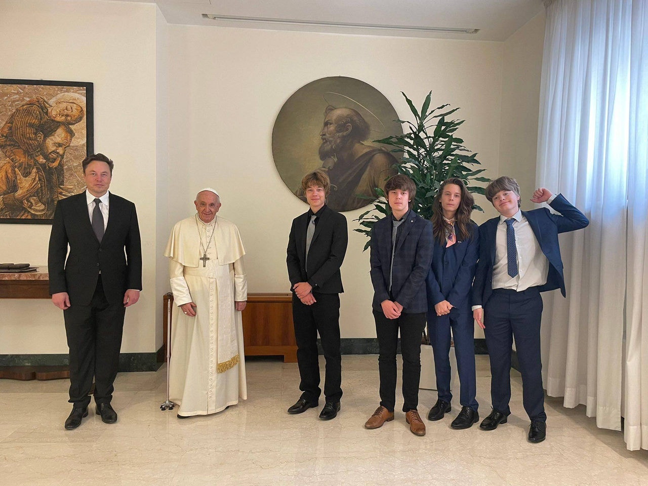 Elon Musk e quatro de seus filhos posam ao lado do papa Francisco, em encontro que não aparecia na agenda pública do pontífice