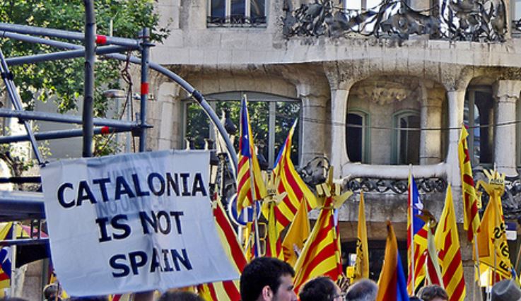 Eleições regionais na Espanha: na foto, cartaz escrito: 'Catalunha não é Espanha'