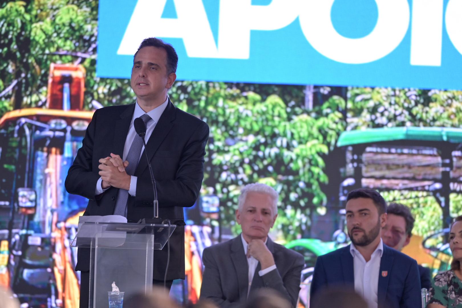 O senador Rodrigo Pacheco (PSD) durante uma agenda na CeasaMinas, em Contagem, Região Metropolitana de Belo Horizonte, ao lado do presidente Lula (PT) no último mês 