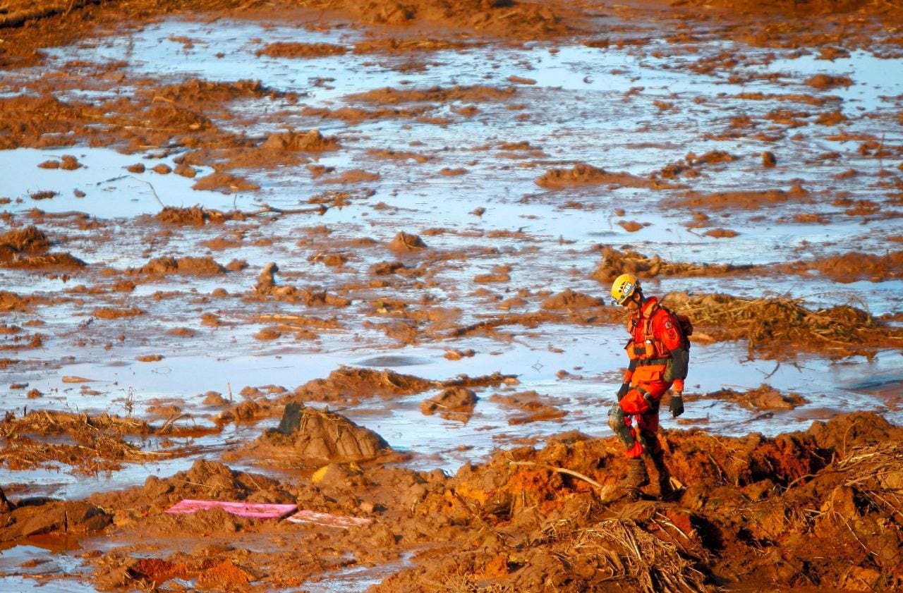 Avalanche de lama que vazou da barragem da Vale em Brumadinho arrastou corpos por até 10 quilômetros