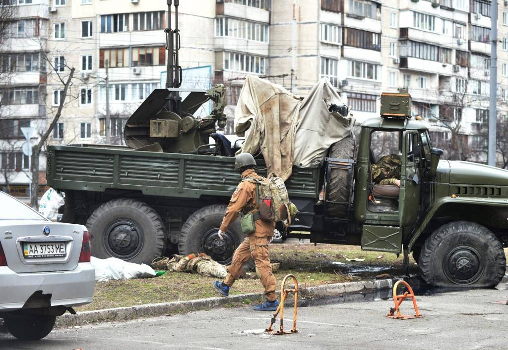 Tropas russas avançam sobre Kiev