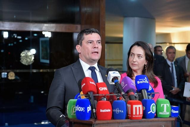 O senador Sergio Moro em pronunciamento após ser absolvido pelo TRE-PR