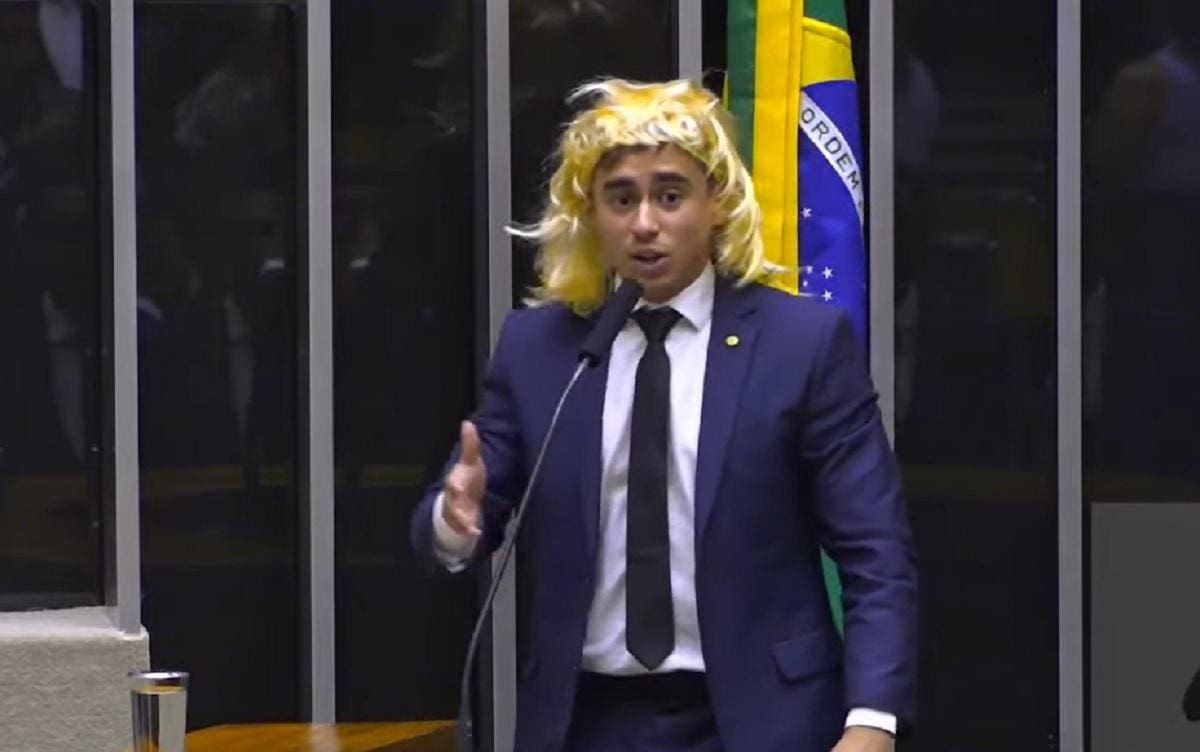 Episódio em que Nikolas Ferreira colocou uma peruca para ironizar mulheres trans na Câmara está no centro da polêmica