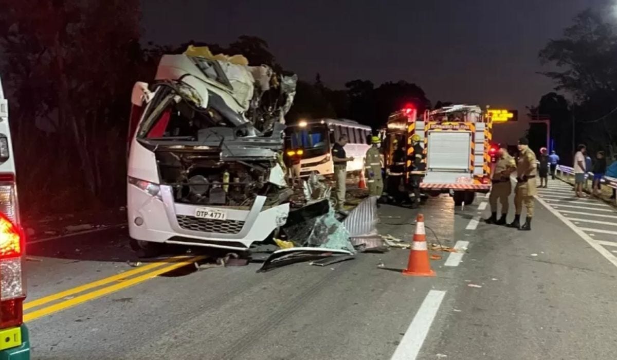 Carreta, que trafegava no sentido contrário, teria invadido a contramão e colidido de frente o ônibus 