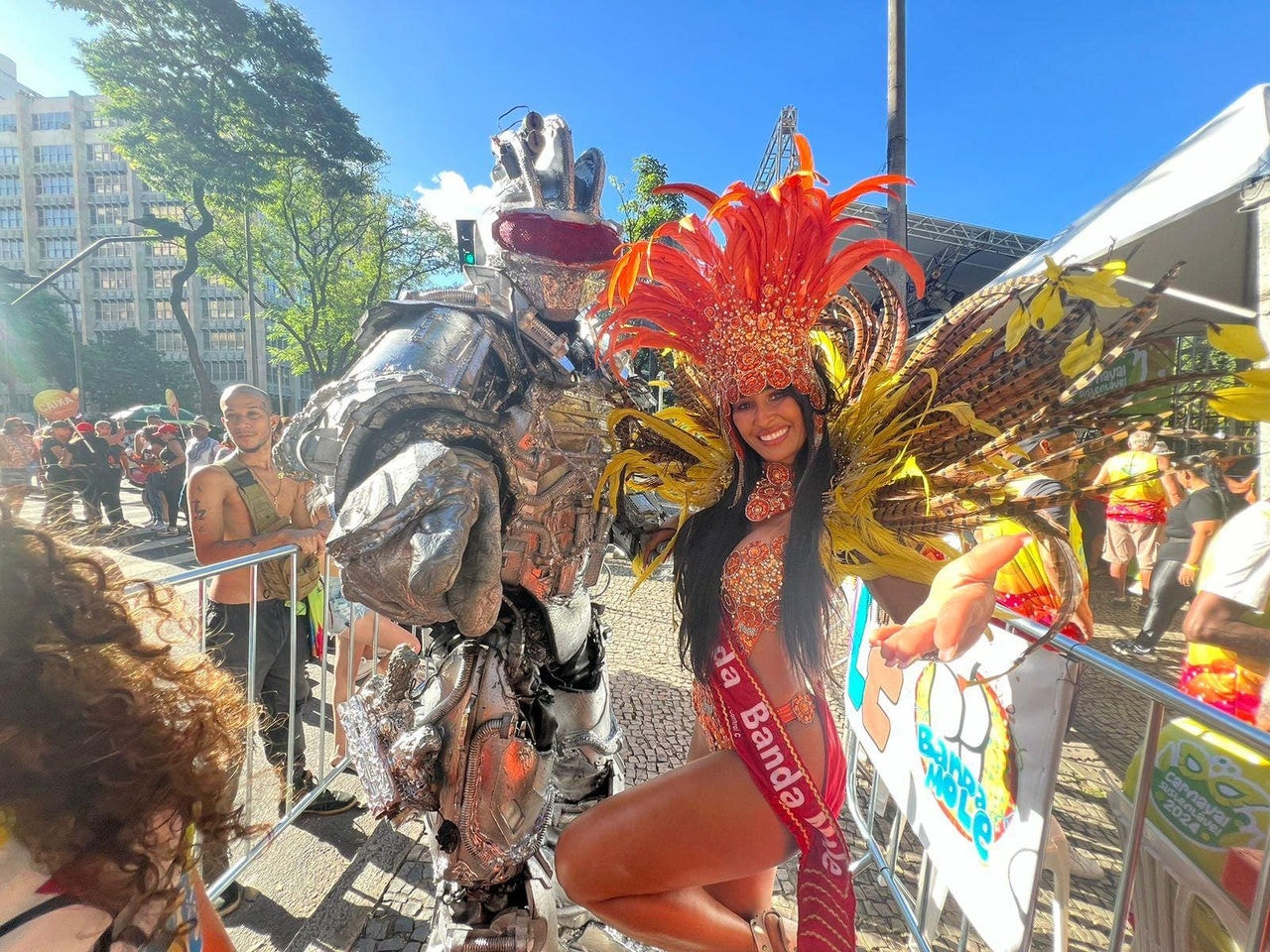 A rainha da Banda Mole, Laís Cruz, vestiu-se de vermelho, amarelo e laranja, como um por do sol para simbolizar o aquecimento global