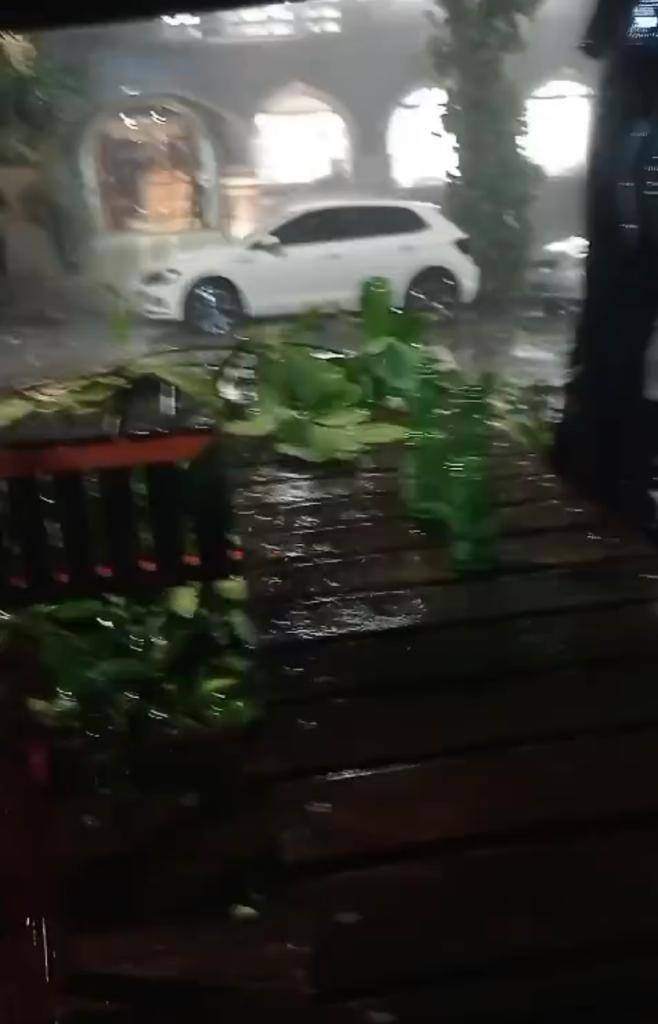 O temporal que atinge Belo Horizonte na noite desta terça-feira (23 de janeiro) causou diversos alagamentos