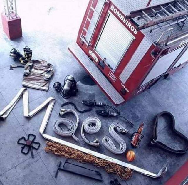 Corporação divulgou uma imagem em homenagem às mães, com o nome escrito e ornamentado com equipamentos usados na rotina dos bombeiros