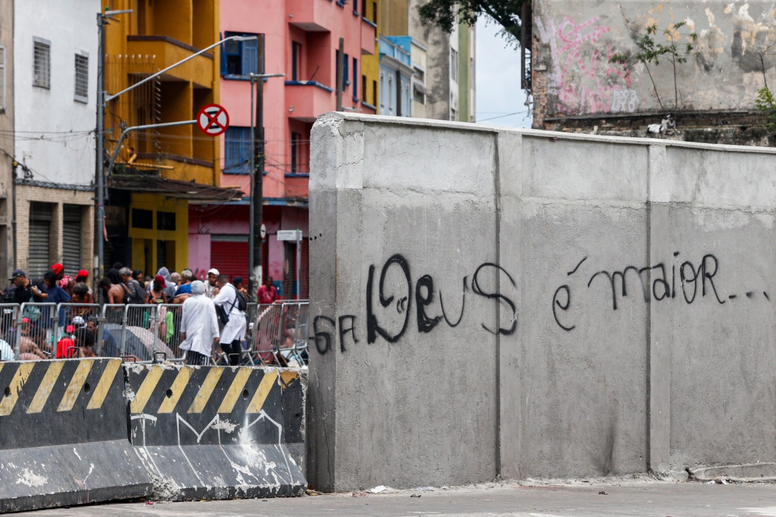 É chamada de Cracolândia a aglomeração de usuários de drogas em cenas abertas de uso
