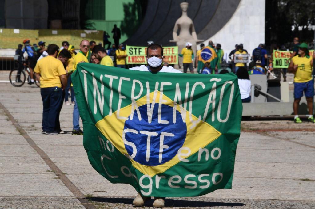 Bolsonaristas pedem intervenções inconstitucionais no STF e no Congresso
