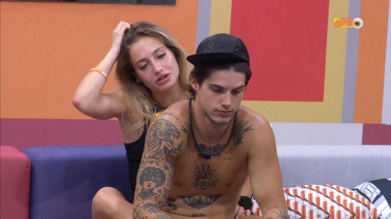 Bruna Griphao e Gabriel conversam na área externa do BBB 23