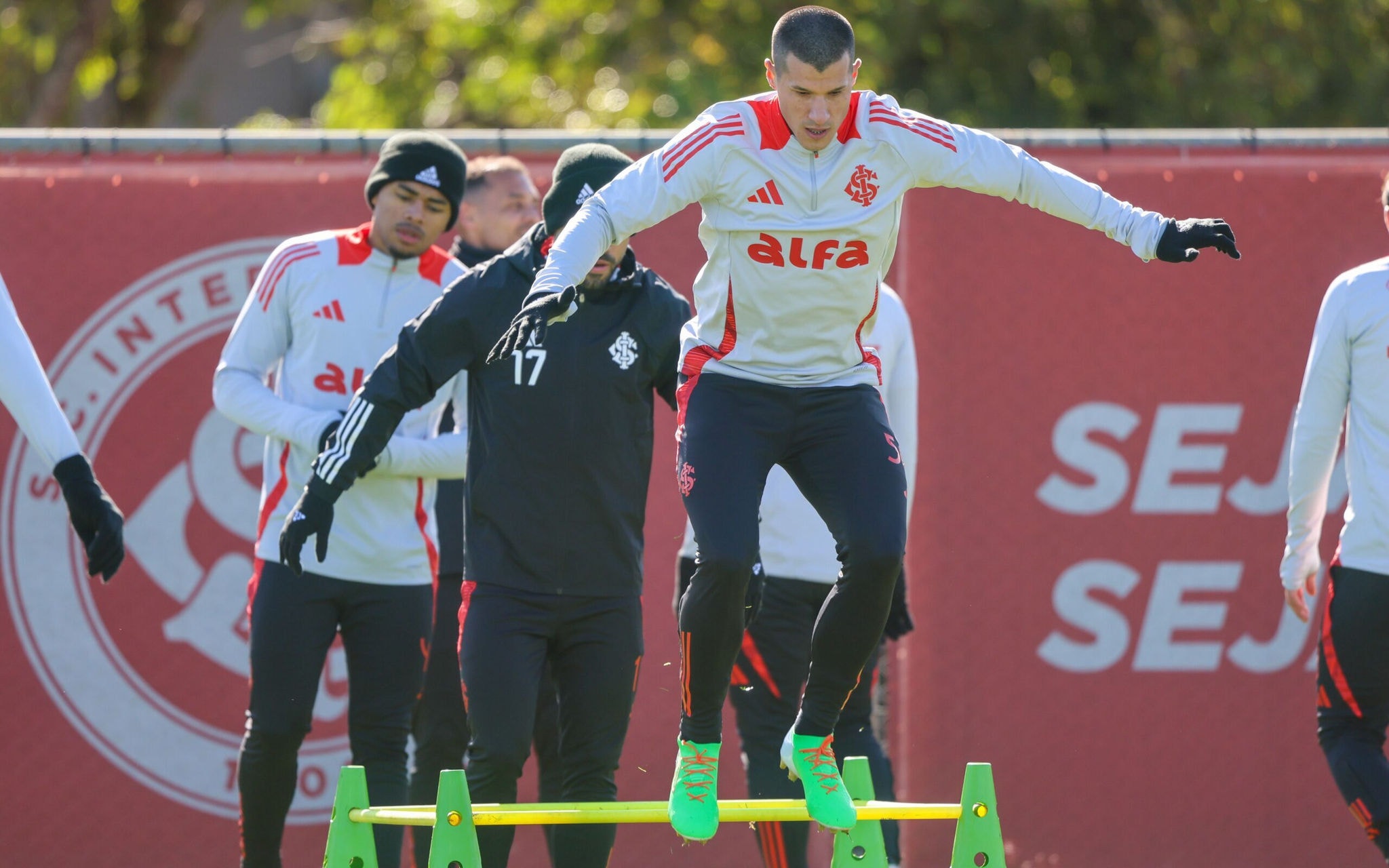 Paraguaio Alan Benítez, lateral-direito do Internacional, já treina no CT Parque Gigante (Foto: Ricardo Duarte/SC Internacional)