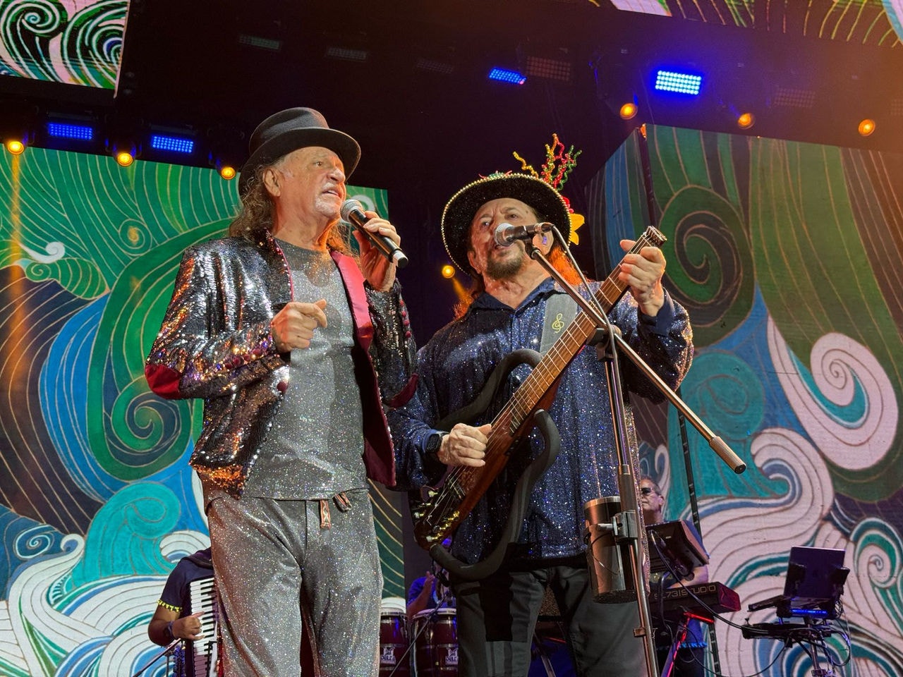 Alceu Valença e Geraldo Azevedo durante apresentação no Grande Encontro, no Carnaval de Recife  