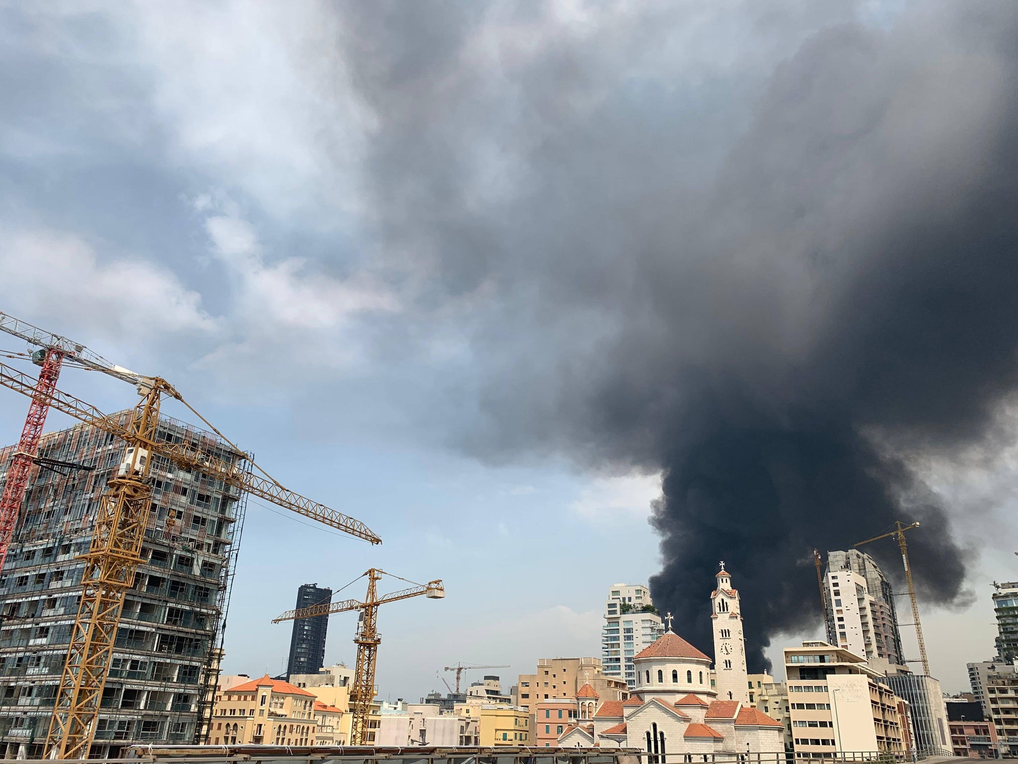 Nova explosão assola o porto de Beirute