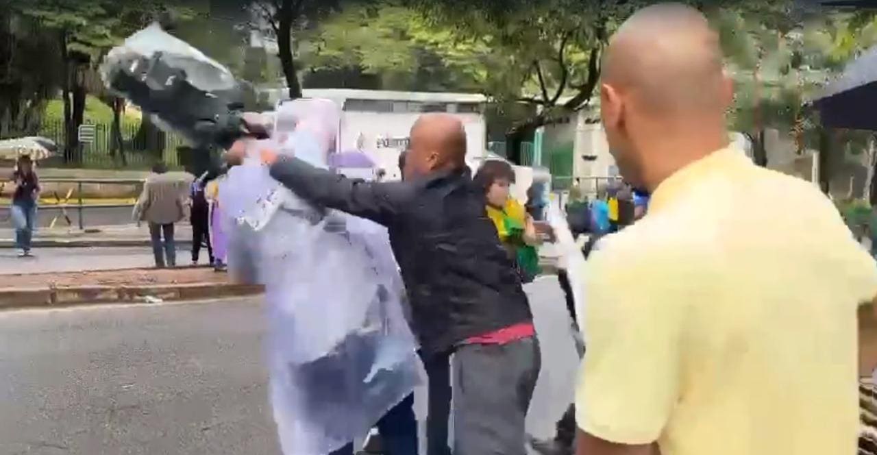 Equipe de O Tempo é agredida por manifestantes na Raja Gabáglia