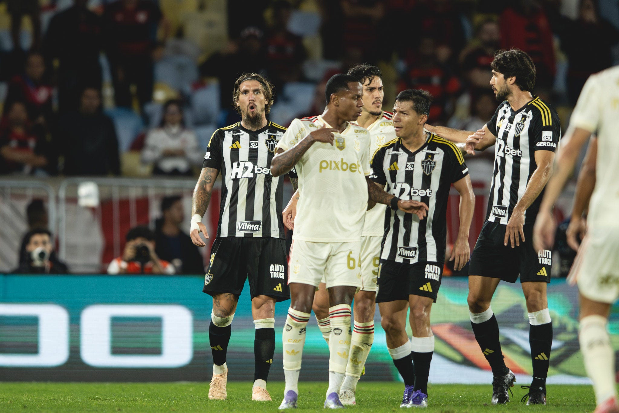 Lyanco discutindo com Wallace Yan durante vitória do Atlético
