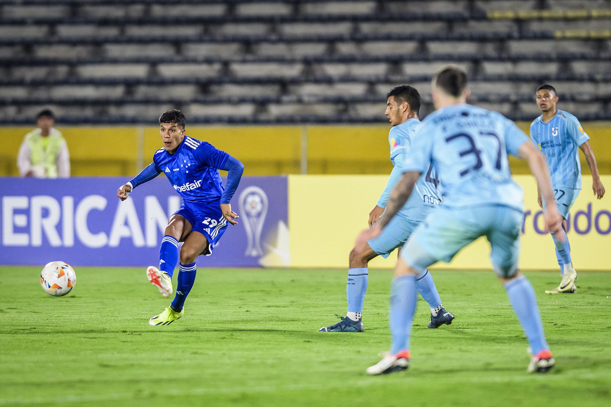 No primeiro turno da competição, as equipes empataram em 0 a 0 