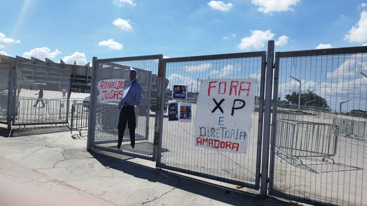 Torcedores penduraram boneco representando Ronaldo nas grades do Mineirão e pediram a saída de gestores da SAF