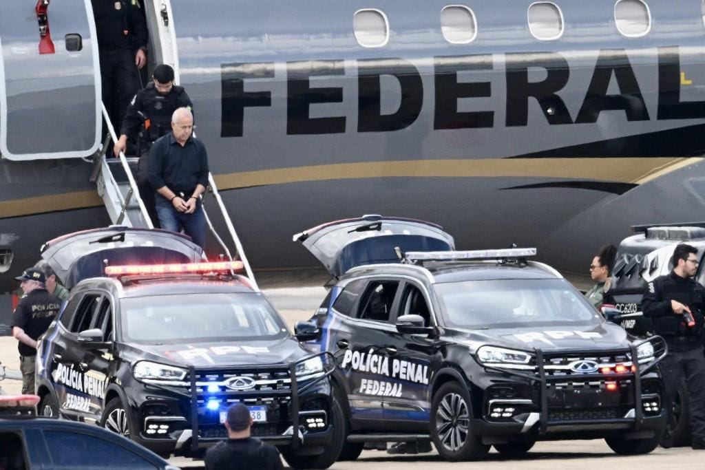 Domingos Brazão, conselheiro do Tribunal de Contas do Estado do RJ, desembarca de avião da PF em Brasília, onde está preso