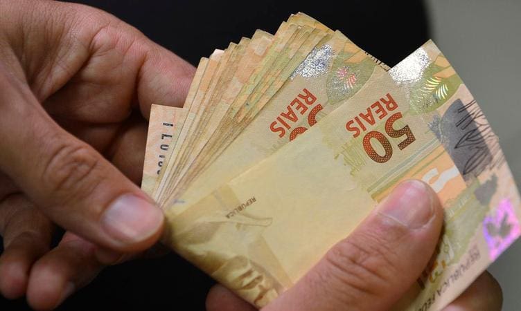 Algumas empresas costumam realizar o pagamento de seus funcionários no dia 5 de cada mês, e não no 5º dia útil