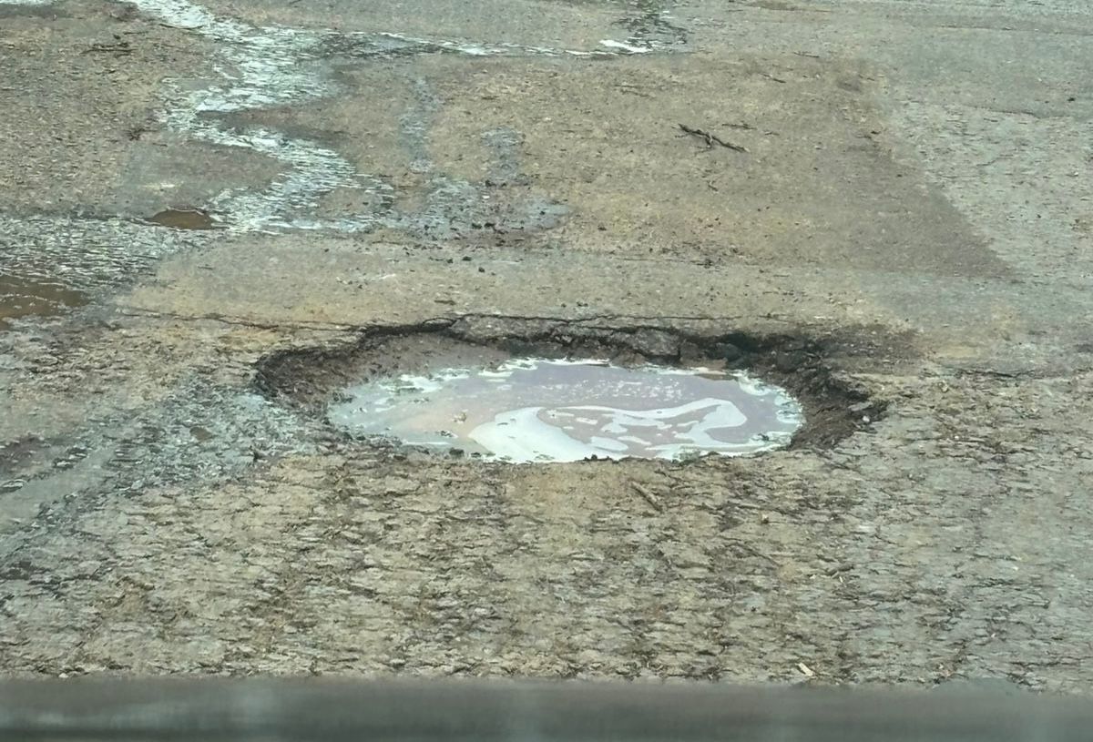 Buracos prejudicam o trânsito no bairro Santa Amélia, na região da Pampulha, em BH  