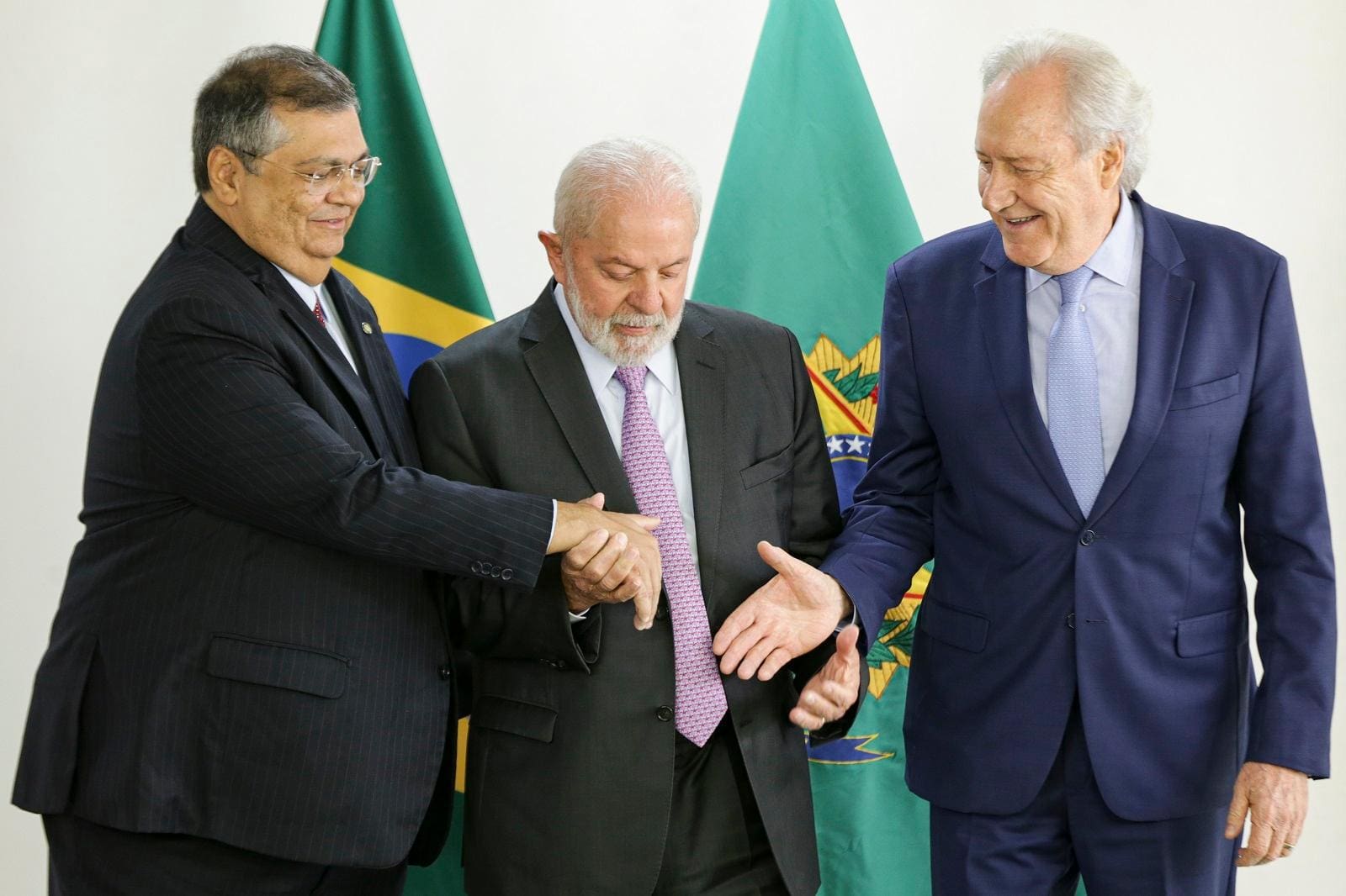 Na ordem da imagem, Flávio Dino, Lula e Ricardo Lewandowski