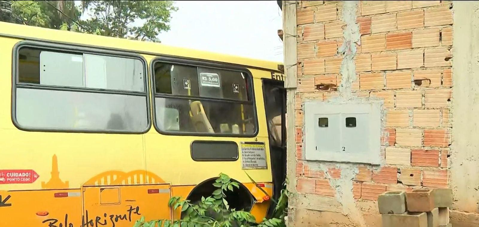 Ônibus bateu em imóvel no bairro Bonsucesso