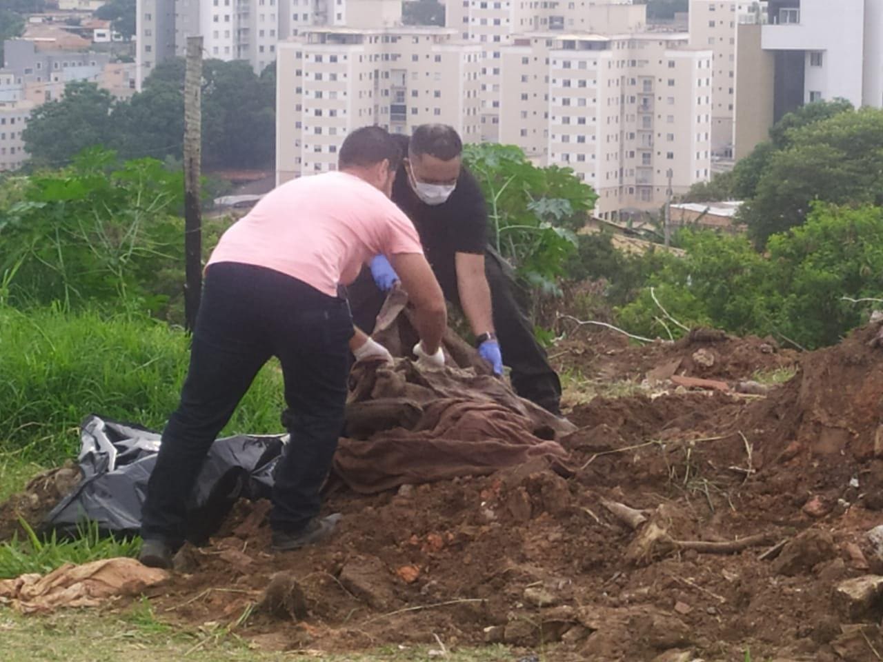 Corpo de Carminha é retirado de lote vago