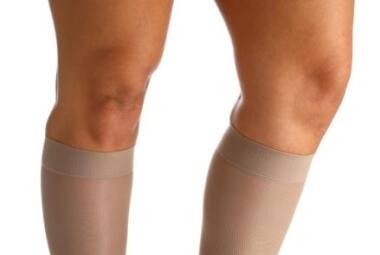 Uso de meias de compressão anti trombose é uma das formas de prevenção. 