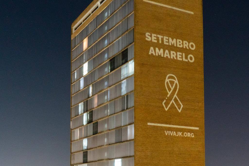Coletivo Viva JK, em parceria com a Associação Mineira de Psiquiatria (AMP), projetou mensagens e informações sobre o Setembro Amarelo na empena de uma das torres do Conjunto Governador Kubitschek, no centro de BH
