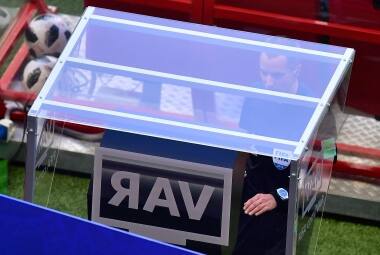 Árbitro consulta o VAR durante partida da Copa do Mundo na Rússia