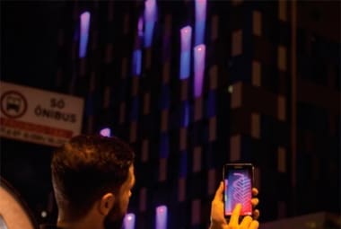 A pessoa pode falar ou escrever no celular e ver o resultado de sua interação acontecer na hora