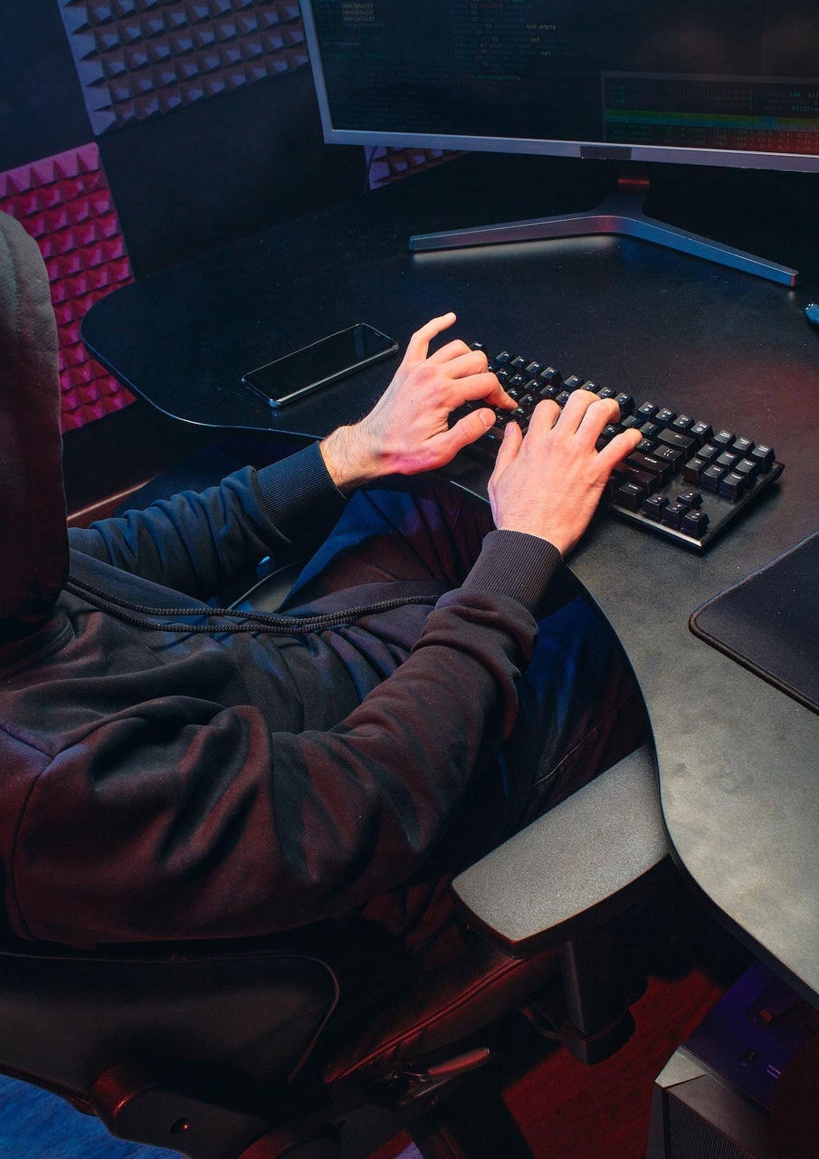 Criminosos fazem parte de quadrilhas virtuais e aplicam vários tipos diferentes de golpes na internet