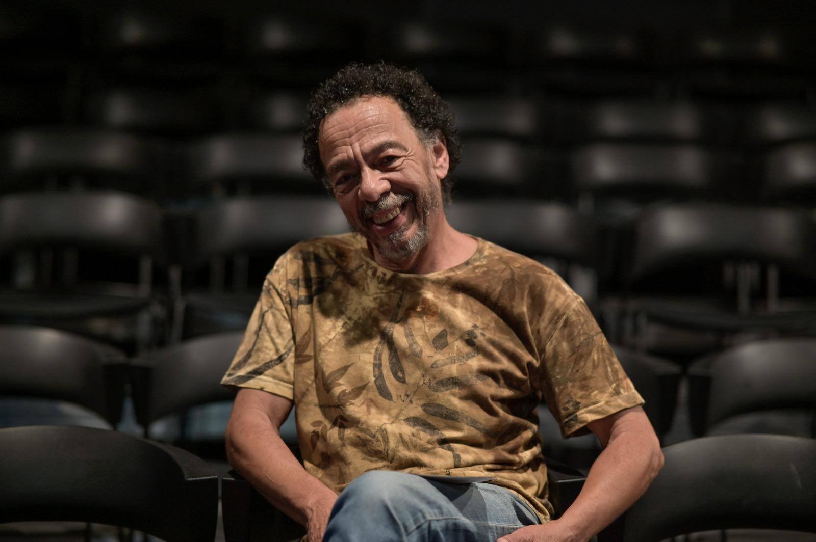 Adyr Assumpção celebra 50 anos de carreira com peça que mistura Shakespeare a tradições africanas, documentário sobre Zé Celso e filme inédito