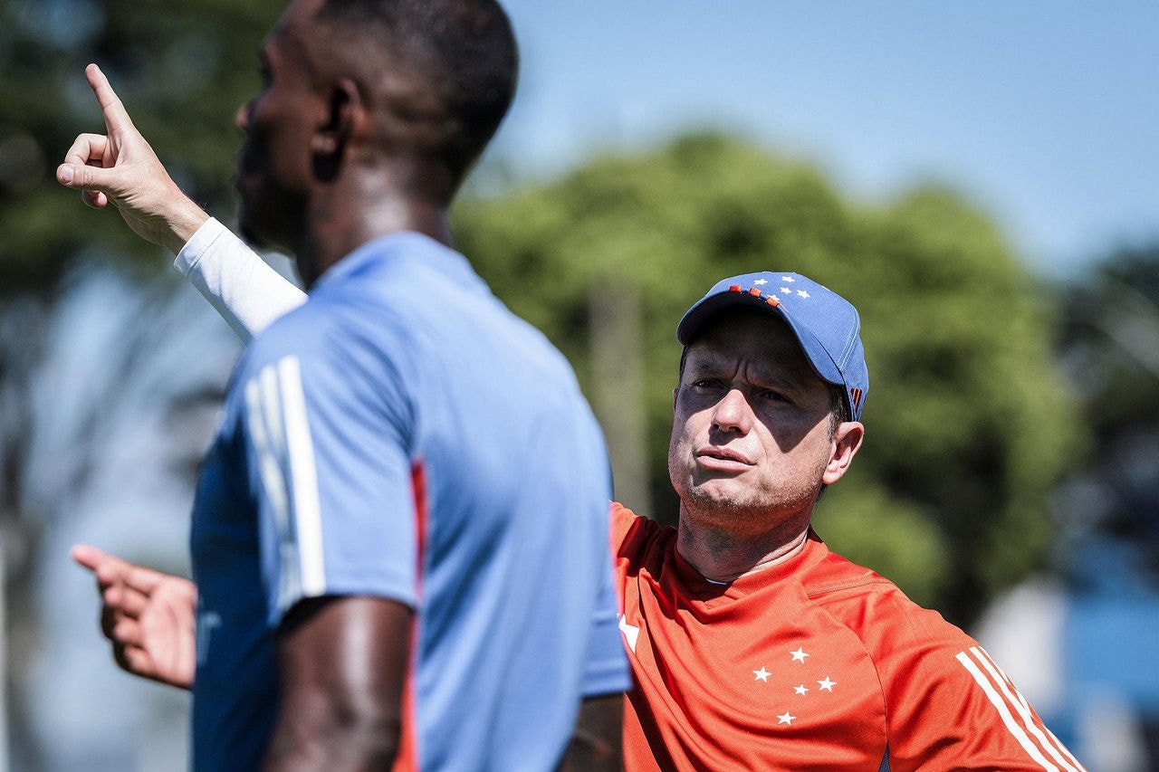 Técnico Fernando Seabra passa orientações aos jogadores durante treino na Toca da Raposa