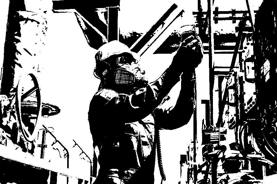 Rio de Janeiro (RJ), 28/09/2023 - A técnica de operação, Josy  Araújo, segura recipiente com petróleo no Navio-plataforma P-71, instalado no campo de Itapu, no pré-sal da Bacia de Santos, a 200 km da costa do Rio de Janeiro. Foto:Tânia Rêgo/Agência Brasil