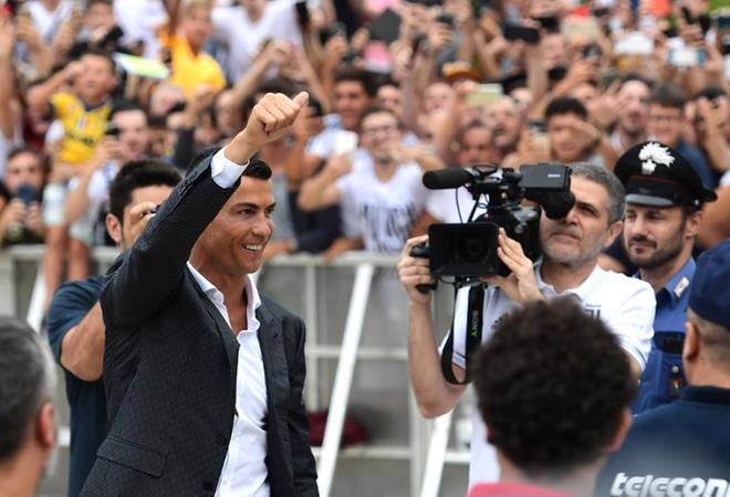Sucesso dentro das quatro linhas faz CR7 faturar alto em salários e publicidade